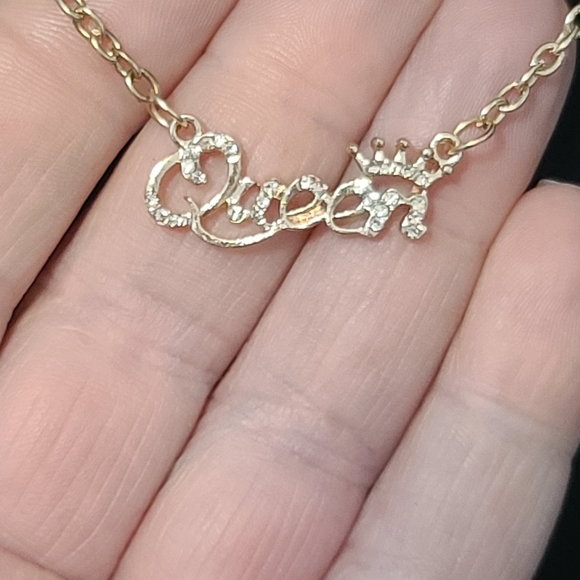 Gold tone chain necklace with Queen charm size - Picture 2 of 4